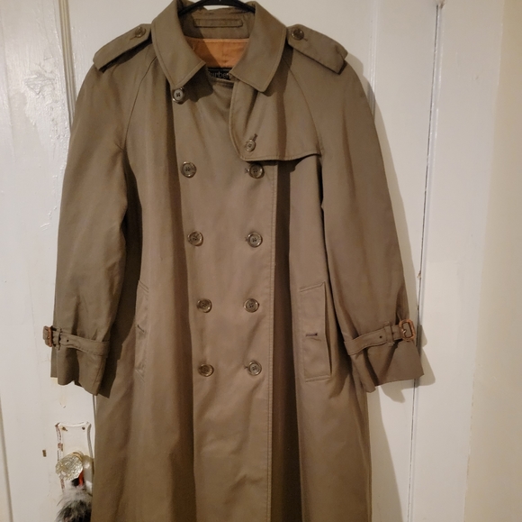 Great condition Burberry trench coat with removable liner